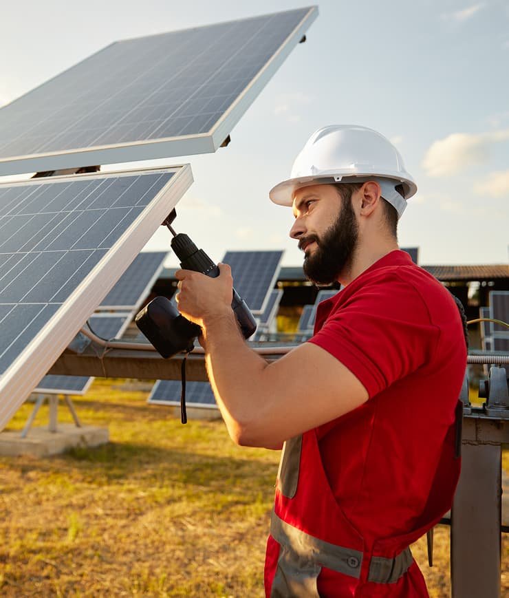 Profesional técnico trabajando en una instalación